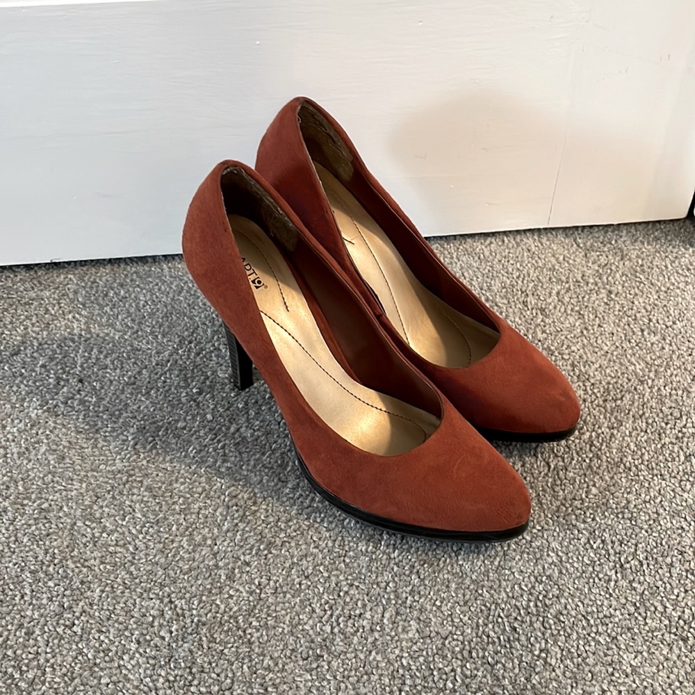 Women’s Suede Pumps W/ Platform